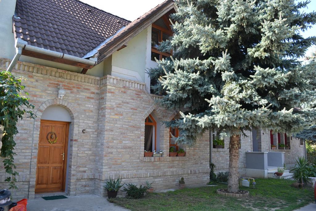 Petra Vendeghaz Otel Szekszárd Dış mekan fotoğraf